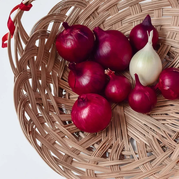 Red Onion White Onion Wicker Basket — Stock Photo, Image