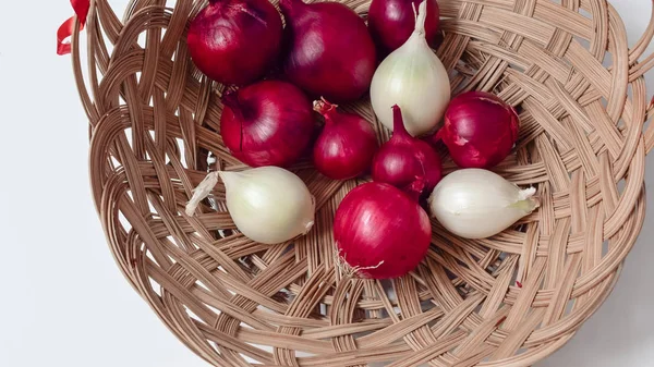 Red Onion White Onion Wicker Basket — Stock Photo, Image