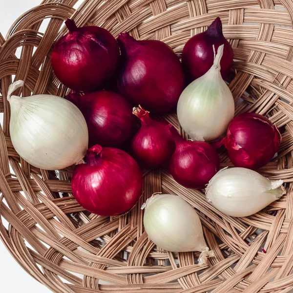 Red Onion White Onion Wicker Basket — Stock Photo, Image