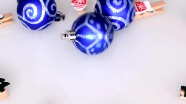 Noel ya da Noel baloları ve Noel süslü mandallar 