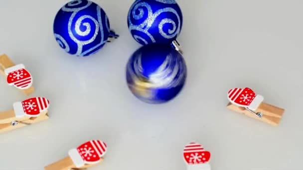 Kerstballen Wasknijpers Met Kerstversiering — Stockvideo