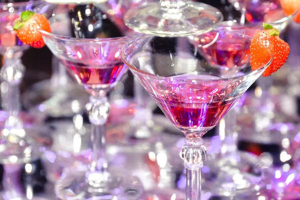 Wein Glas Für Cocktails Mit Rosa Erdbeeren — Stockfoto