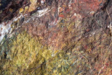 Taşın yapısı, bazalt veya granit gibi. 