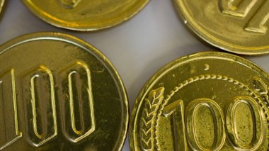 Sahte para - Altın folyoyla kaplanmış madeni para şeklinde çikolata 