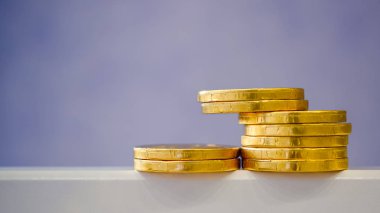 Sahte para - Altın folyoyla kaplanmış madeni para şeklinde çikolata 