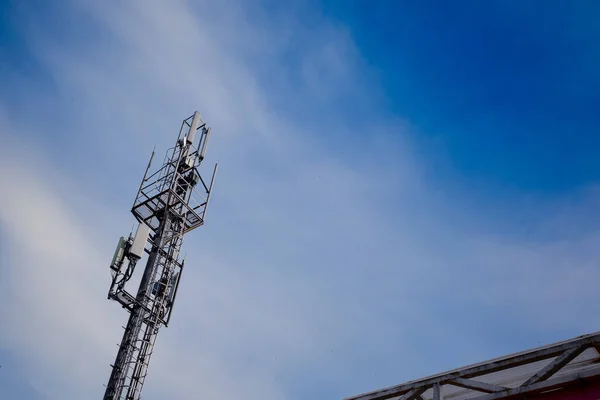 Věž Zařízení Pro Přenos Mobilních Signálů — Stock fotografie