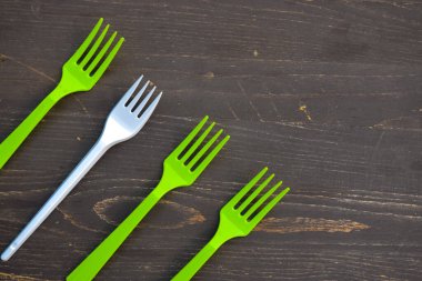 Çırpılmış yumurta ve farklı renklerde plastik çatal bıçak. 