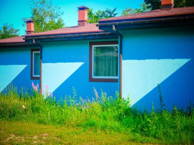 Mavi renkli evlerin cepheleri 