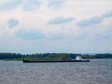 Nehirdeki, denizdeki, göl kıyısındaki plajda asgari sayıda insan ya da boş 
