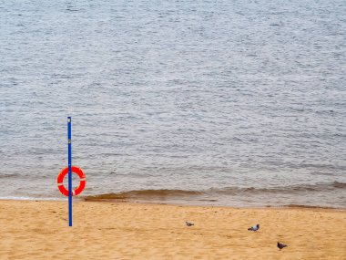 Nehirdeki, denizdeki, göl kıyısındaki plajda asgari sayıda insan ya da boş 
