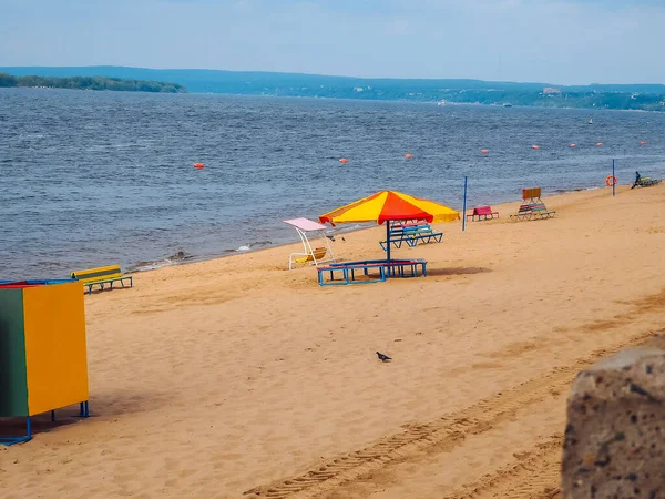Nehirdeki, denizdeki, göl kıyısındaki plajda asgari sayıda insan ya da boş 