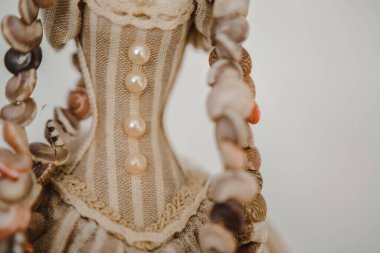 Farklı kombinasyonlarda gümüş veya temel taşlardan yapılmış mücevherler. 