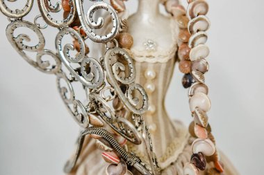 Farklı kombinasyonlarda gümüş veya temel taşlardan yapılmış mücevherler. 