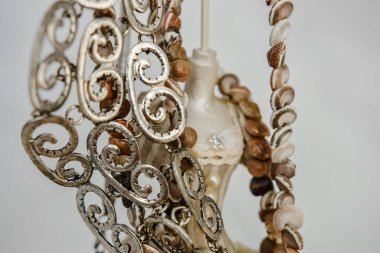 Farklı kombinasyonlarda gümüş veya temel taşlardan yapılmış mücevherler. 