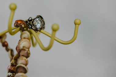 Farklı kombinasyonlarda gümüş veya temel taşlardan yapılmış mücevherler. 