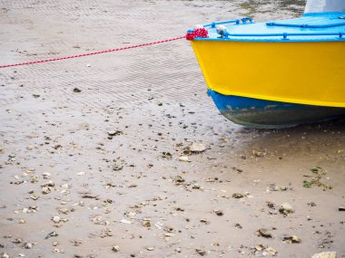 Tekne ya da motorlu tekne ve yazın güneşli bir günde kumlu bir sahilde donanım. 