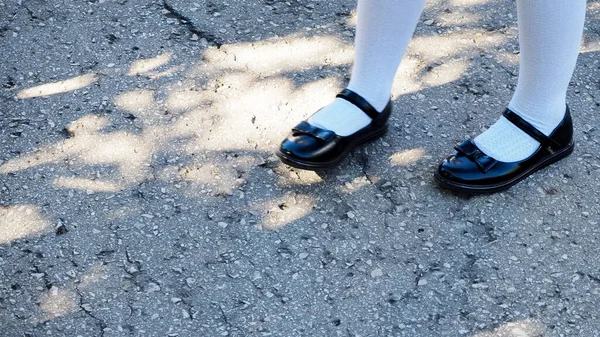 Женские Мужские Ноги Летом Городе Солнечный День — стоковое фото
