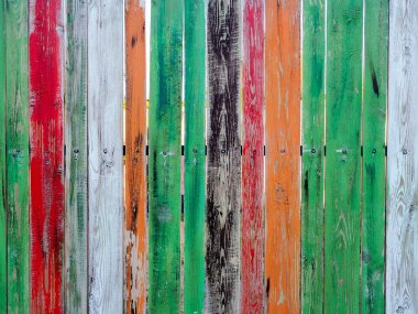Farklı renklerde boyanmış tahtalardan yapılmış çitler. 
