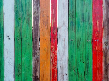Farklı renklerde boyanmış tahtalardan yapılmış çitler. 