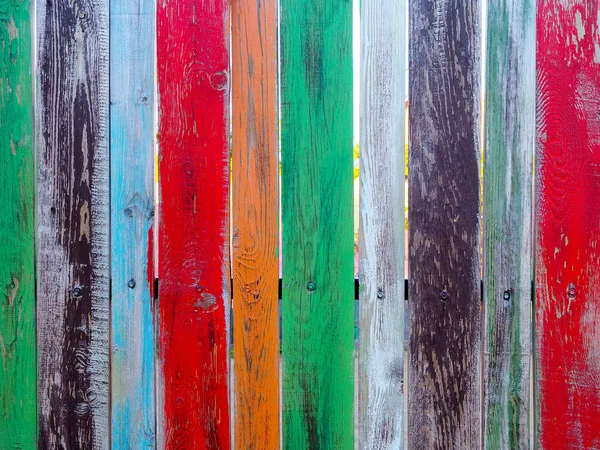 用涂有不同颜色油漆的木板制成的栅栏 — 图库照片