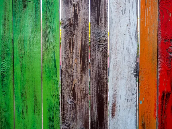 用涂有不同颜色油漆的木板制成的栅栏 — 图库照片