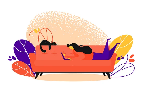 Couchsurfing 性格的概念。妇女躺在沙发上, 并搜索与笔记本电脑的地方旅游. — 图库矢量图片