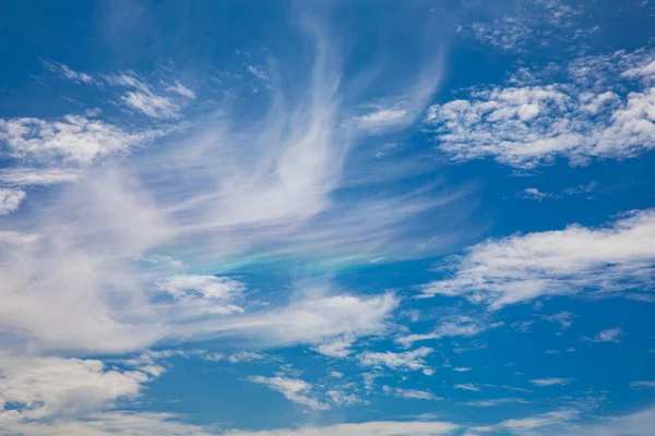 Blauer Himmel Und Irisierende Wolken Hintergrund — Stockfoto