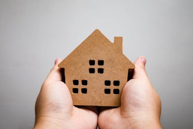 El ele tutuşan ev modeli, mimari, bina, inşaat, gayrimenkul ve mülk kavramı