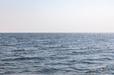 Suyun yüzeyindeki dalgalanma dokusu, berrak gökyüzündeki dalgalar, izole edilmiş