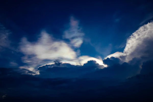 Mavi Gökyüzü Yanardöner Bulutlar — Stok fotoğraf