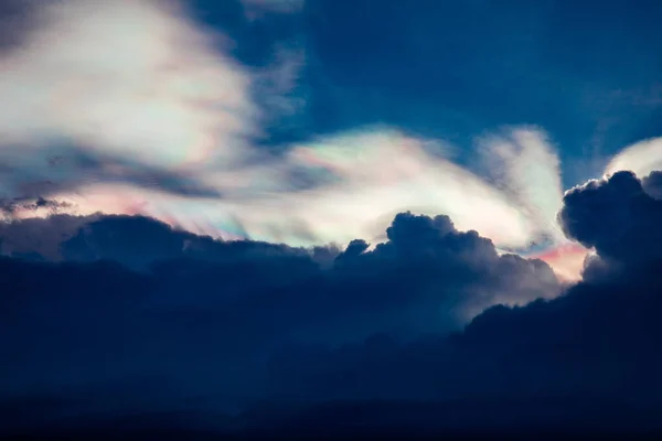 Céu Azul Nuvens Iridescentes Fundo — Fotografia de Stock
