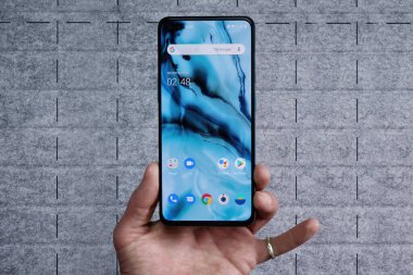 Adam OnePlus Nord 'u ana ekranla tutuyor. Ljubljana / Slovenya - 7 Ağustos 2020