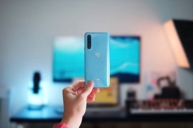 Adamın elinde One Plus Nord var. Ljubljana / Slovenya - 7 Ağustos 2020