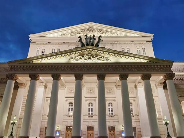 Moskova Tiyatro Meydanı 'ndaki Bolşoy Tiyatrosu. Moskova / Rusya - 19 Temmuz 2020