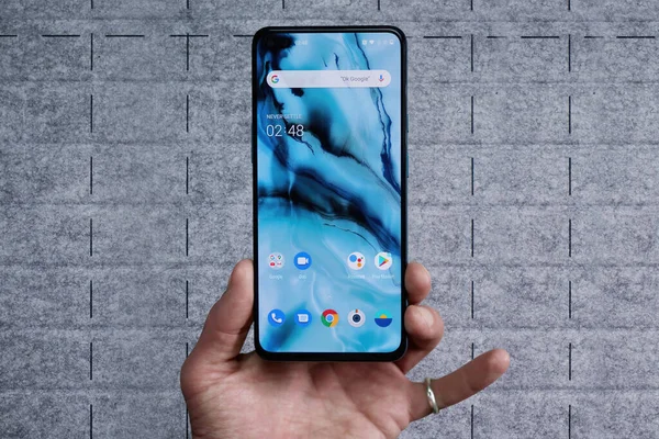 Adam OnePlus Nord 'u ana ekranla tutuyor. Ljubljana / Slovenya - 7 Ağustos 2020