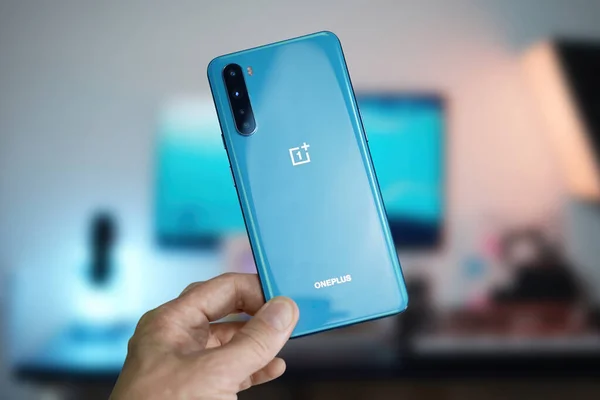 Adamın elinde One Plus Nord var. Ljubljana / Slovenya - 7 Ağustos 2020