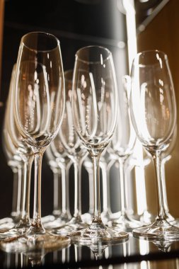 Dolaptaki bir rafta şampanya bardakları