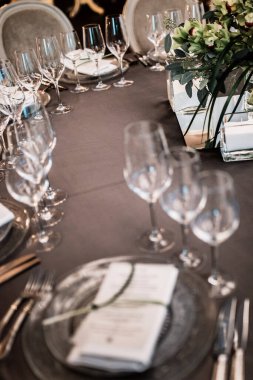 Düğün masası. Gözlükler bulanık