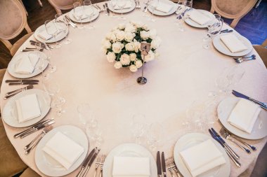 Düğün masası. beyaz güller ve çatal bıçak takımı