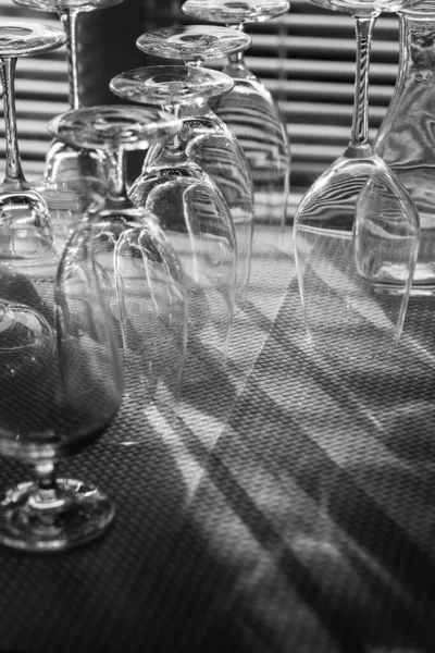 Bicchieri Vino Vuoti Vengono Asciugati Sul Tavolo Immagine Bianco Nero — Foto Stock