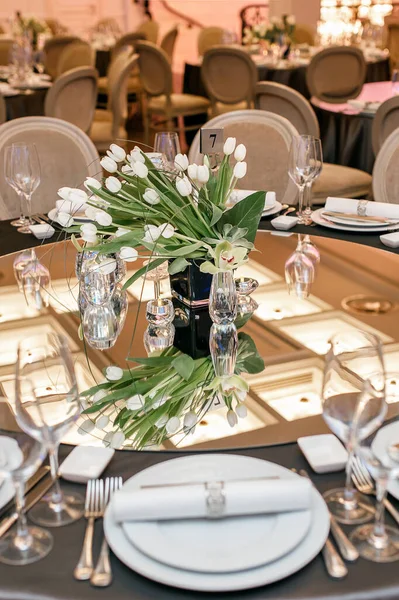 Tisch Für Einen Hochzeitsempfang Gedeckt Der Spiegel Spiegelt Die Decke — Stockfoto