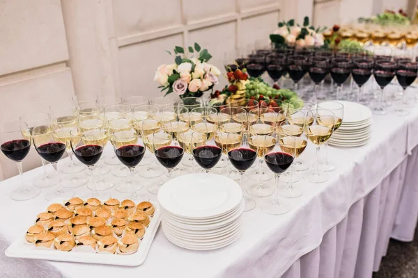 Sobre Mesa Hay Aperitivos Copas Con Vino Tinto Blanco —  Fotos de Stock