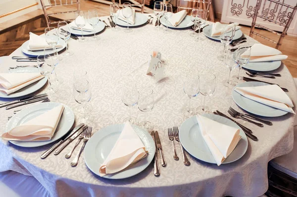 Estableciendo Una Mesa Redonda Bodas Servilletas Cubiertos — Foto de Stock