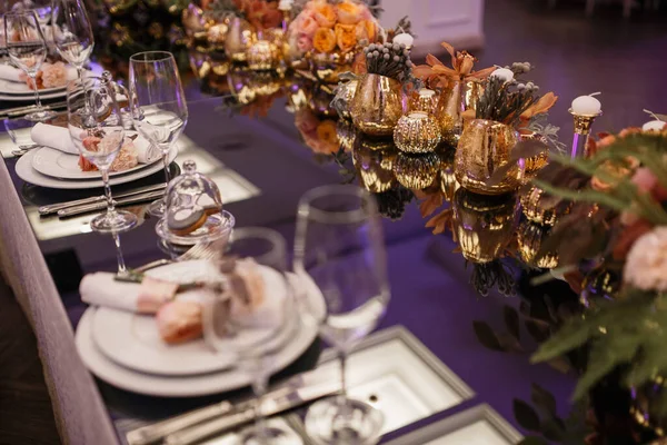 Bruiloftstabel Dekken Bloemen Kaarsen Een Prachtig Restaurant Zicht Van Bovenaf — Stockfoto