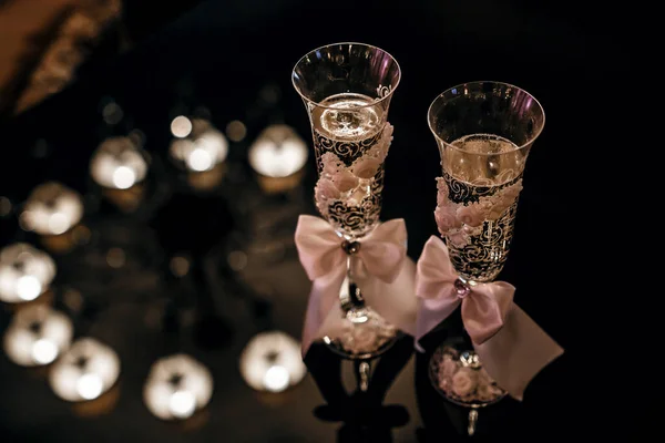 Свадебные Бокалы Шампанского Украшены Лентами Темный Фон — стоковое фото