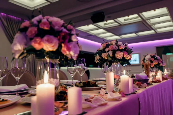 Hochzeitstisch Gedeckt Blumen Und Kerzen Einem Schönen Restaurant Von Unten — Stockfoto