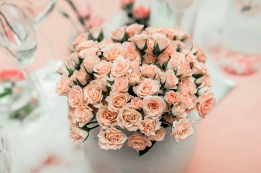 Düğün buketi turuncu güller. Yakın plan.