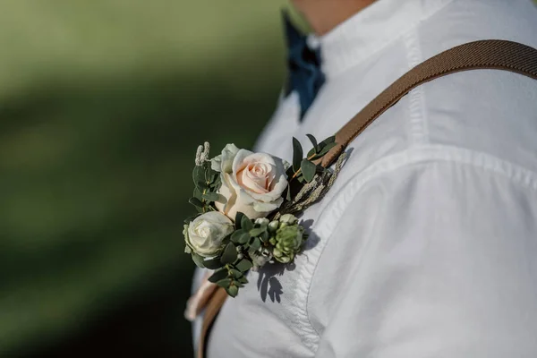 Sposo Camicia Bianca Con Papillon Bretelle Boutonniere Elegante — Foto Stock