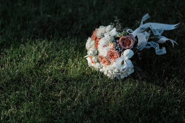 Свадебный Букет Лентой Зеленой Траве — стоковое фото