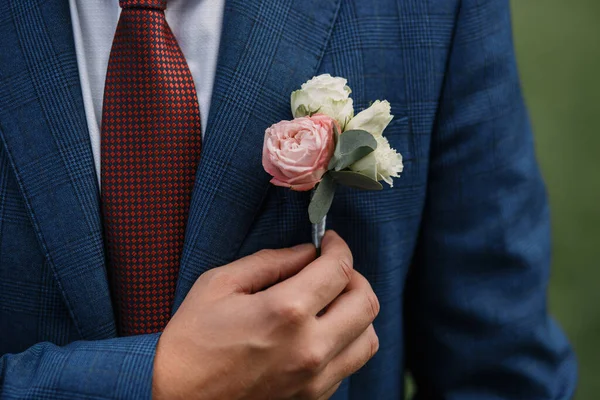 Uomo Con Una Rosa Mano Giacca Blu Cravatta Rossa Boutonniere — Foto Stock